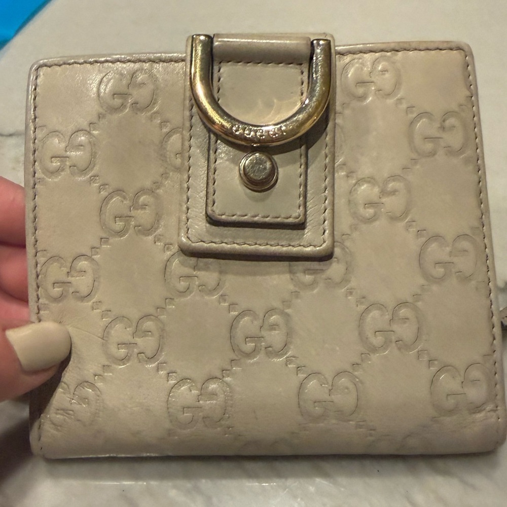 Gucci Beige GG Embossed Leather Bifold Wallet Gold D-Clasp Vintage Authentic - Picture 3 of 16